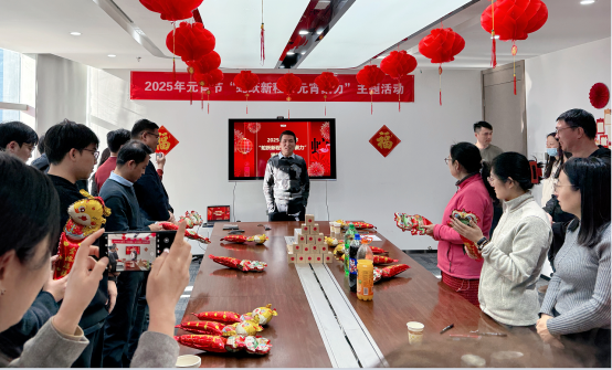 一些人在餐廳里吃東西

AI 生成的內容可能不正確。