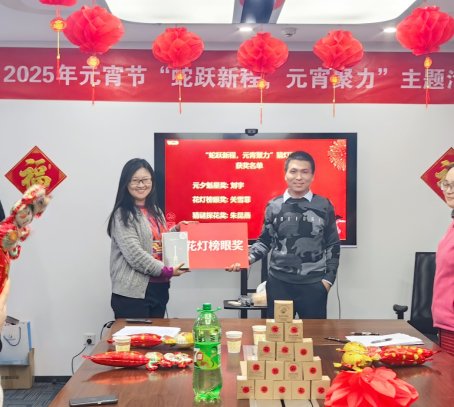 桌子上放滿了不同類型的海報

AI 生成的內容可能不正確。