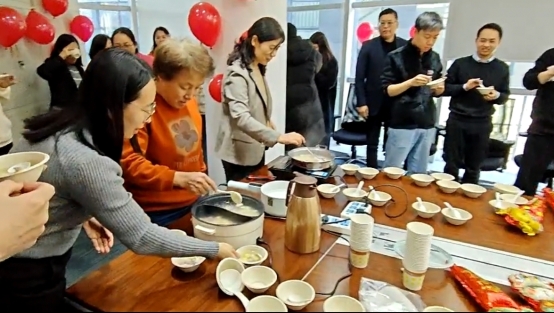 一群人在桌子邊

AI 生成的內容可能不正確。