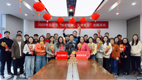 一群人站在桌子上

AI 生成的內容可能不正確。